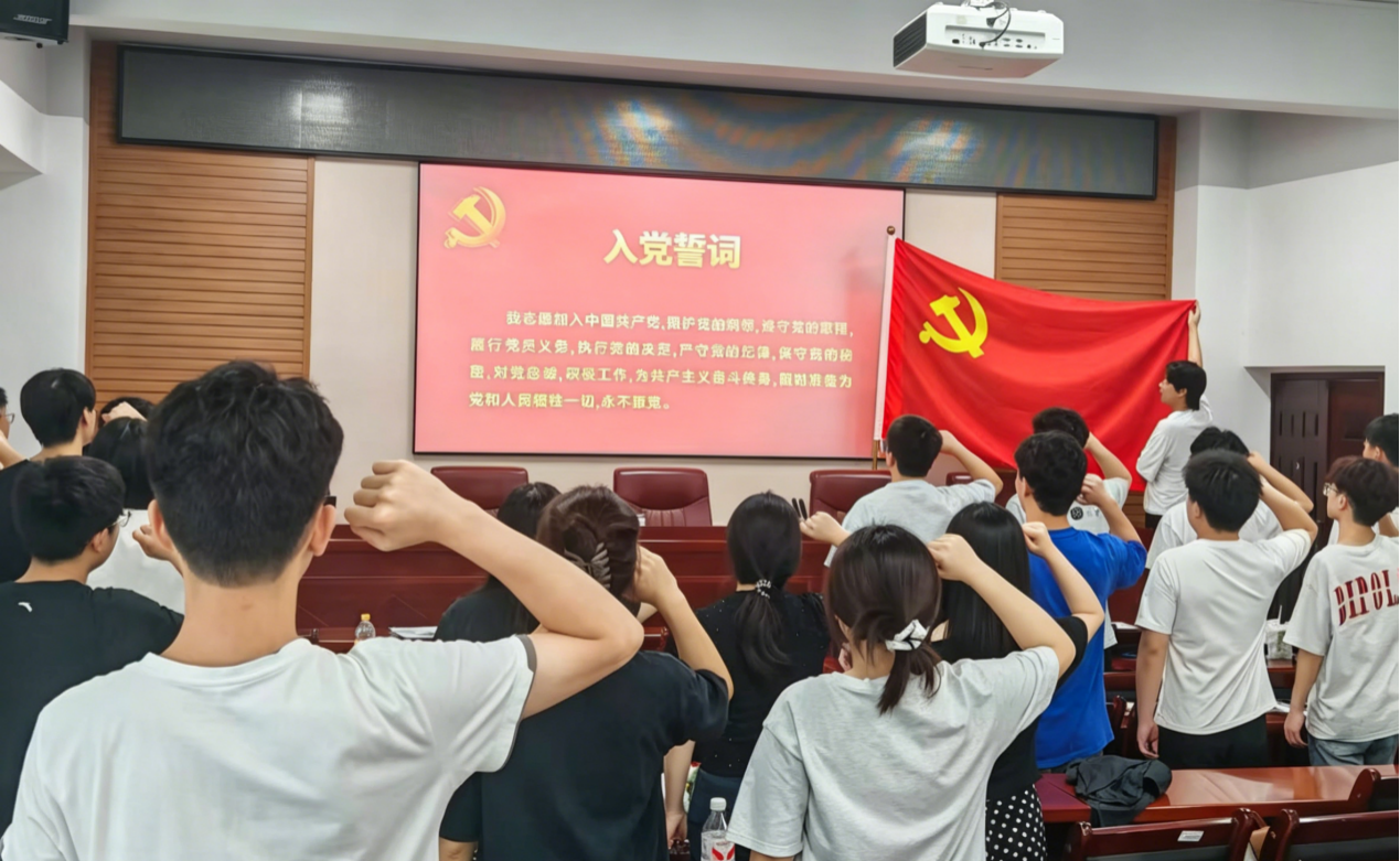 0638太阳集团官网学生第三党支部开展“时代印记下的入党誓词”主题党日活动